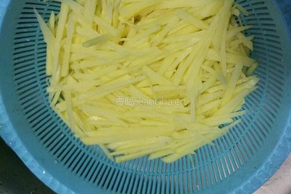 土豆炒肉丝的做法图解1