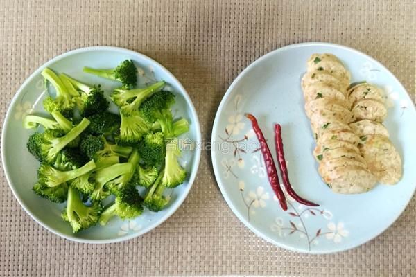 豆腐肉末香肠炒西兰花的做法图解1