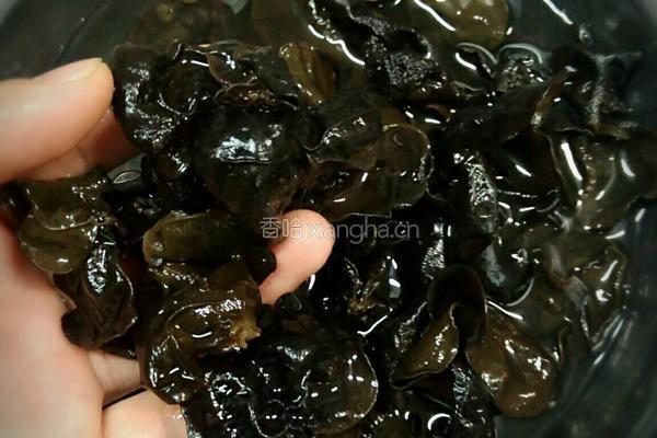 木耳炒白菜的做法图解3