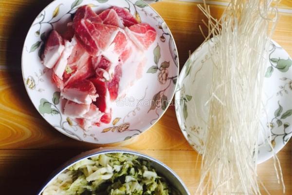 酸菜猪肉炖粉条的做法图解1