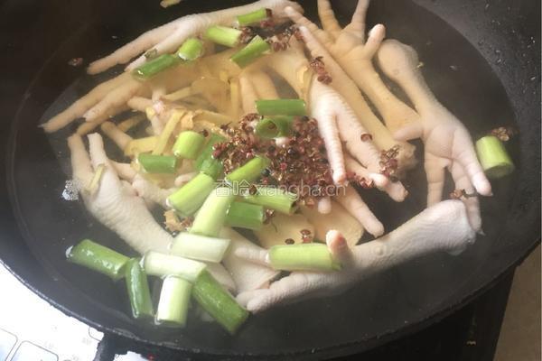 泡椒凤爪的做法图解2