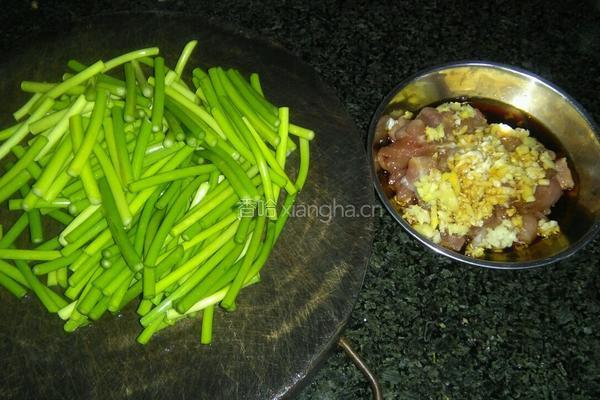 爆炒瘦肉蒜芯的做法图解2