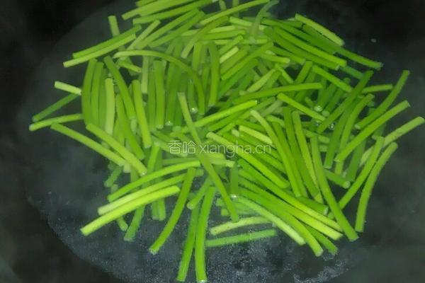 爆炒瘦肉蒜芯的做法图解3