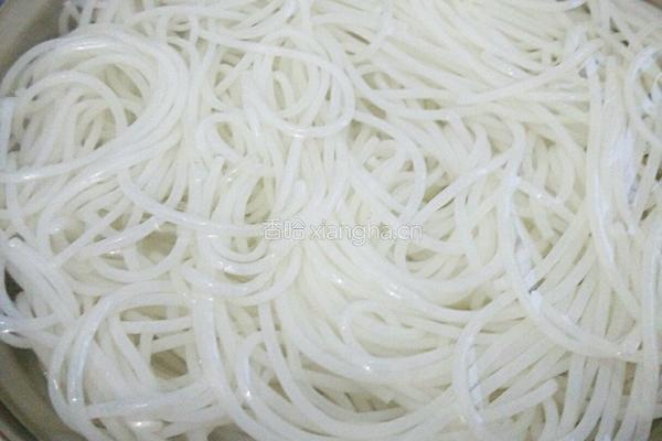 酸菜米粉的做法图解2