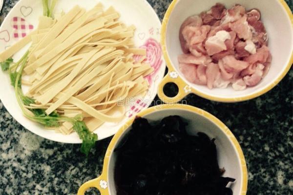 豆干炒肉的做法图解1