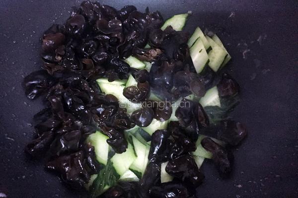黄瓜木耳炒鸡蛋的做法图解6