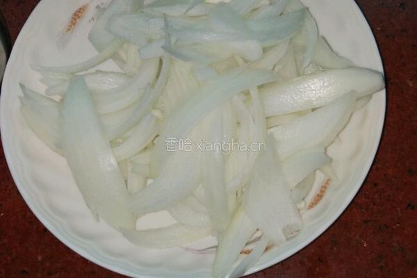 洋葱炒瘦肉的做法图解1