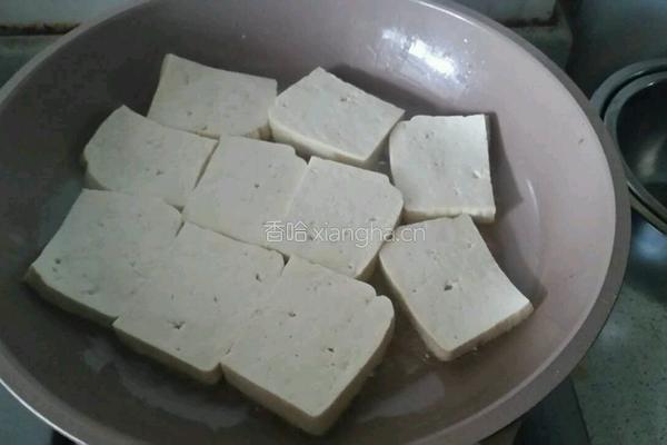白菜炖豆腐的做法图解1