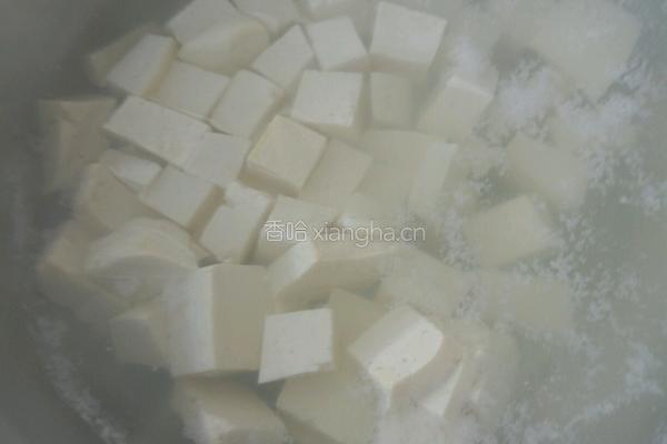 皮蛋拌豆腐的做法图解1