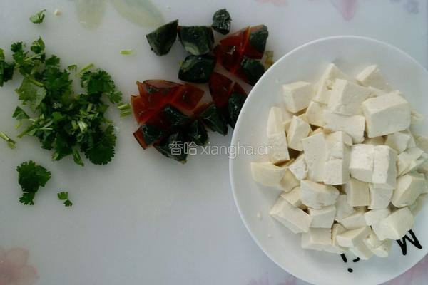 皮蛋拌豆腐的做法图解2