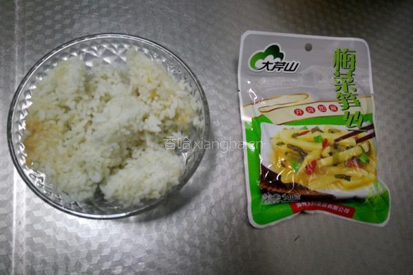 榨菜炒饭的做法图解1
