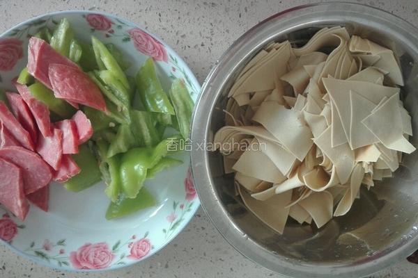 火腿尖椒干豆腐的做法图解1