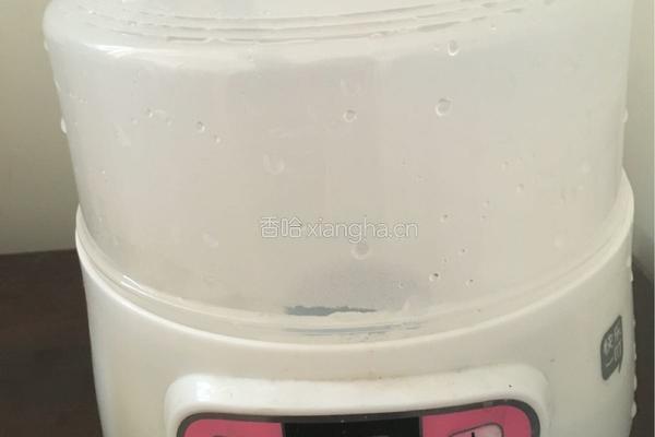 牛奶蒸鸡蛋的做法图解2