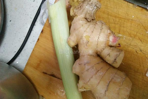 东北大骨头酸菜的做法图解1