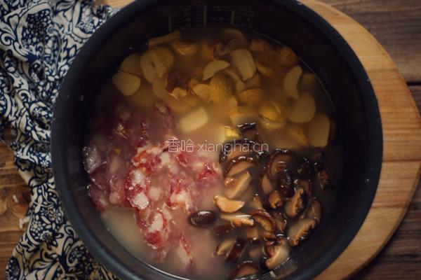 栗子香菇腊肠焖饭的做法图解3