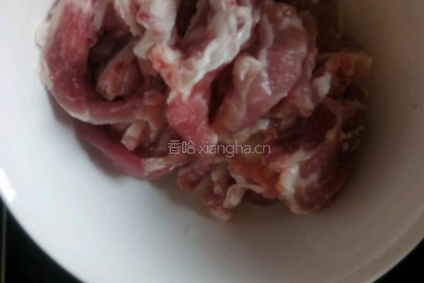酸菜炖冻豆腐的做法图解1