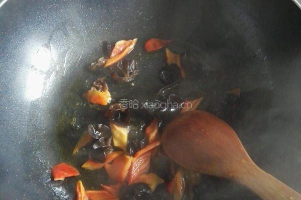 荸荠炒黑木耳的做法图解3