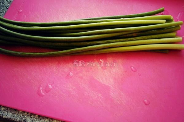肉炒蒜苔的做法图解1