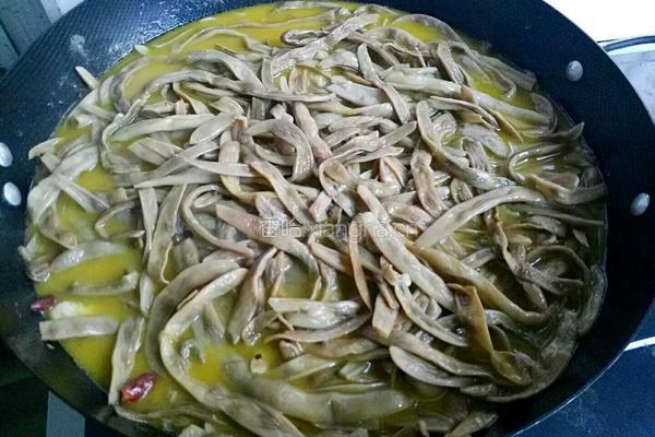 农家干豆角焖鸡的做法图解10