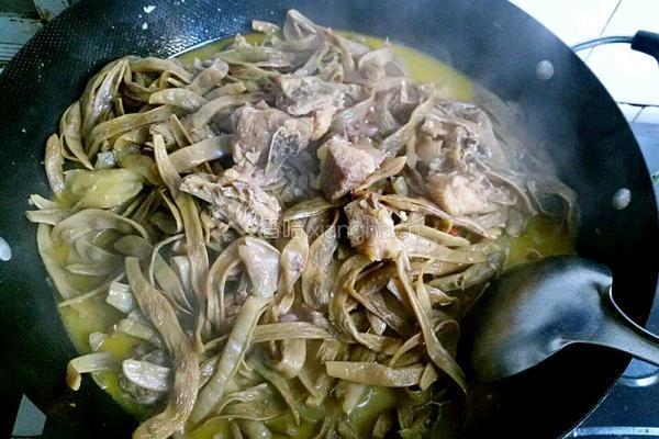 农家干豆角焖鸡的做法图解11