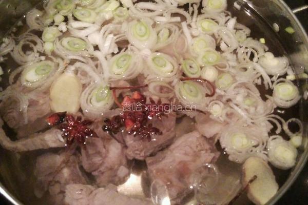 猪排骨炖酸菜的做法图解2