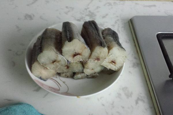 干烧鳕鱼的做法图解1