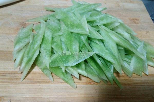 肉片木耳青笋的做法图解2