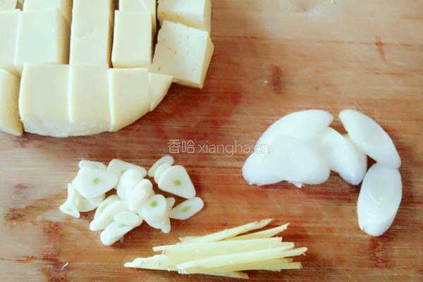 鸡蛋豆腐鲫鱼汤的做法图解3