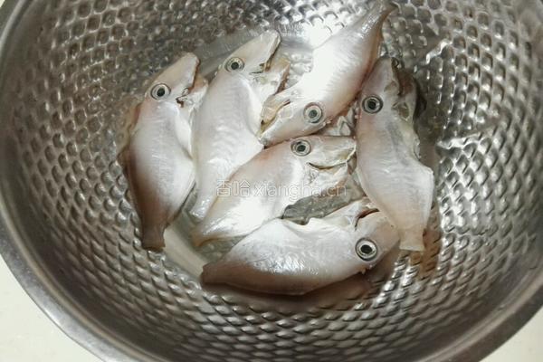 剥皮鱼煮芹菜的做法图解1