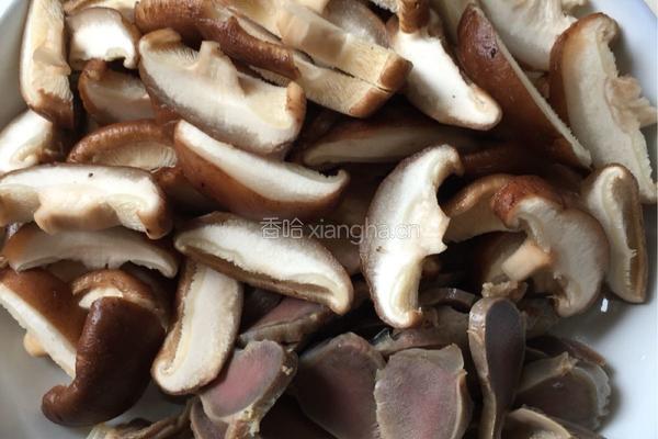香菇炒鸭胗的做法图解1