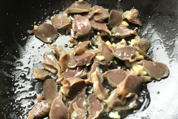 香菇炒鸭胗的做法图解3