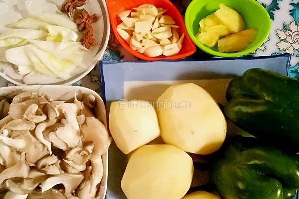 土豆蘑菇炖鸡块的做法图解3