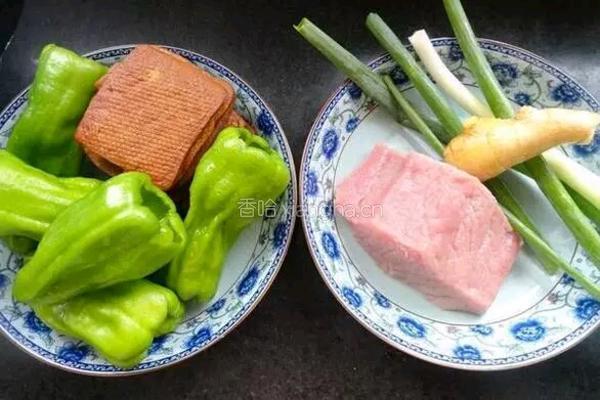 青椒香干炒肉丝的做法图解1
