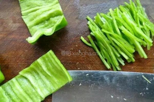 青椒香干炒肉丝的做法图解3