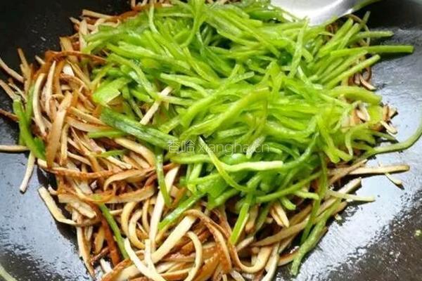 青椒香干炒肉丝的做法图解10
