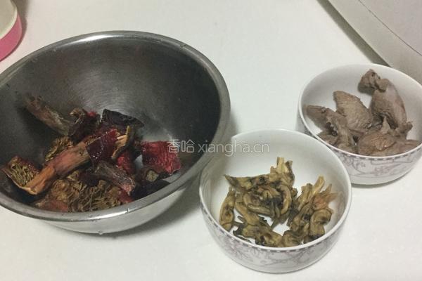 红菇鸭肉汤的做法图解1