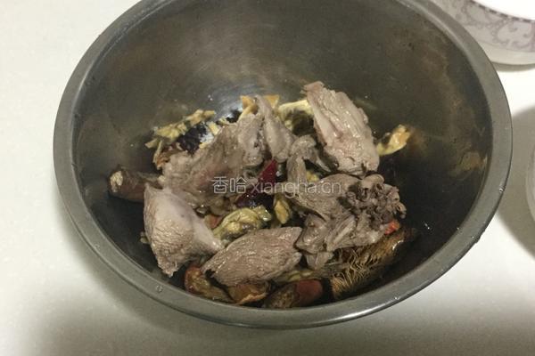 红菇鸭肉汤的做法图解2