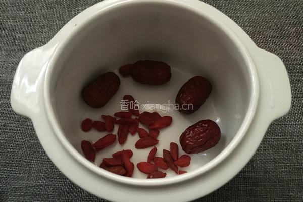红枣枸杞炖鸡蛋的做法图解2