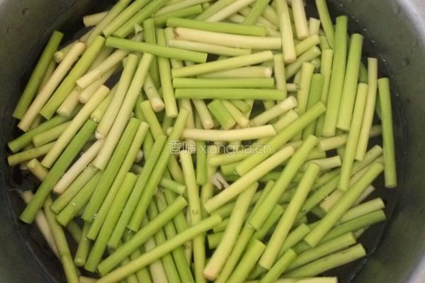 蒜台炒肉的做法图解2