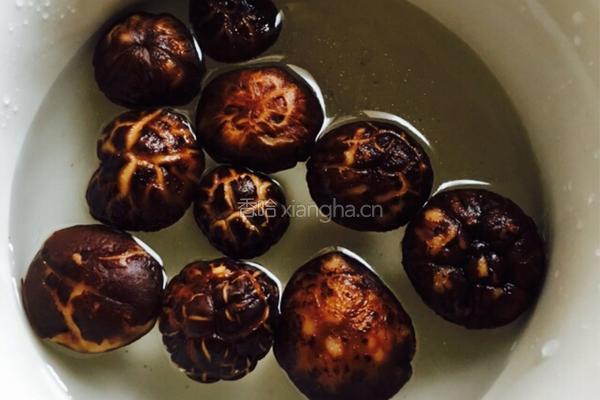 香菇红枣嫩鸡汤的做法图解3