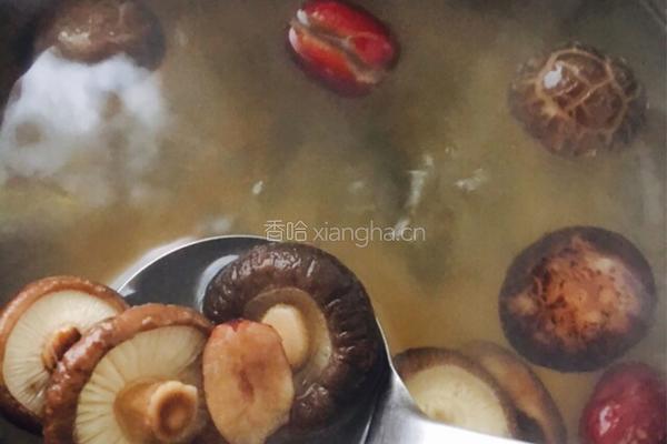 香菇红枣嫩鸡汤的做法图解5
