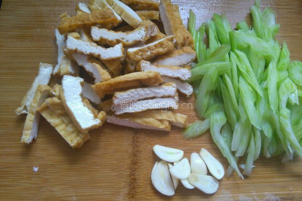 香菇西芹炒油豆腐的做法图解2