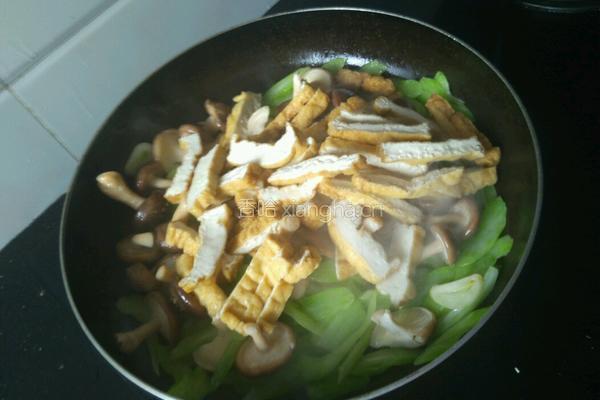 香菇西芹炒油豆腐的做法图解5