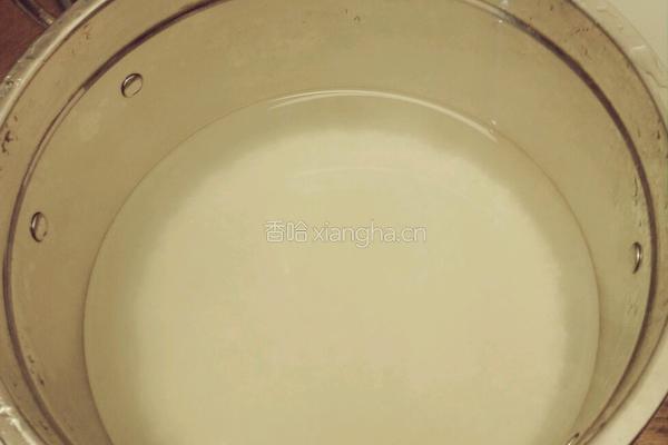 菌菇鱼片虾丸生滚粥的做法图解1