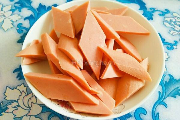 木耳芸豆炒火腿肠的做法图解2