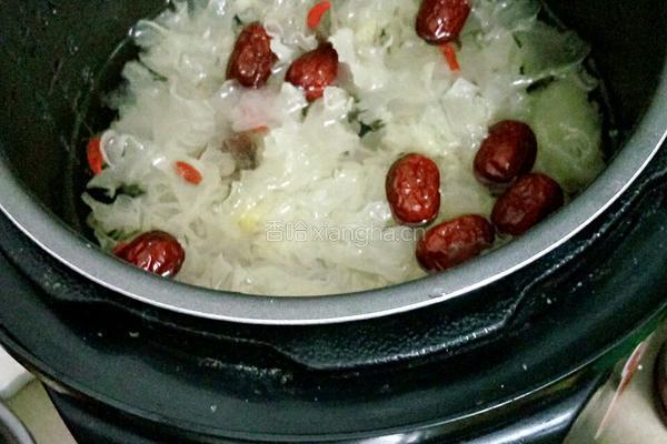 银耳红枣桂圆汤的做法图解4