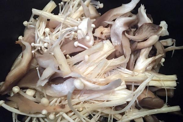 蘑菇小油菜的做法图解1
