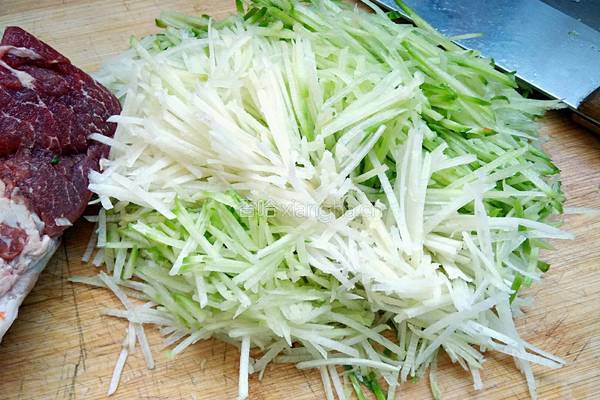 青萝卜肉包子馅的做法图解1