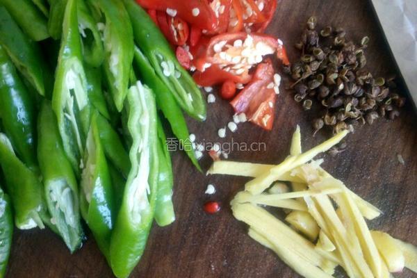 青椒炒牛肉的做法图解2