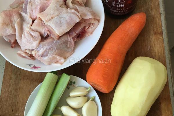 土豆萝卜炖鸡块儿的做法图解2